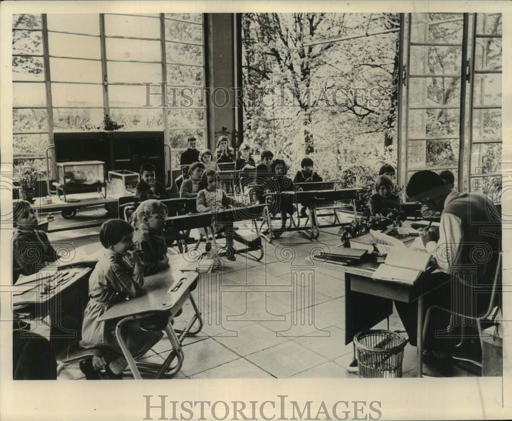 1963 Press Photo Primary school children attend a French &quot;Open Air School&quot;
