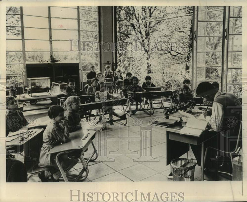 Load image into Gallery viewer, 1963 Press Photo Primary school children attend a French "Open Air School"
