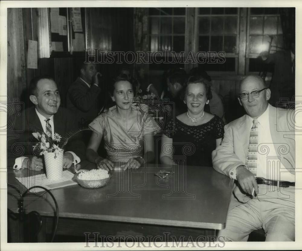 1957 Press Photo Mr. &amp; Mrs. Schonberg and friends shown at restaurant