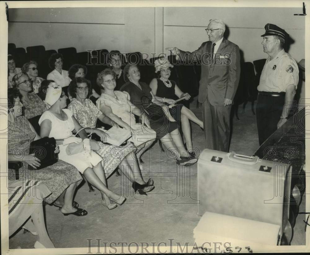 1962 Press Photo Jack Pizzano and Sgt. Rankin hold crossing guards meeting