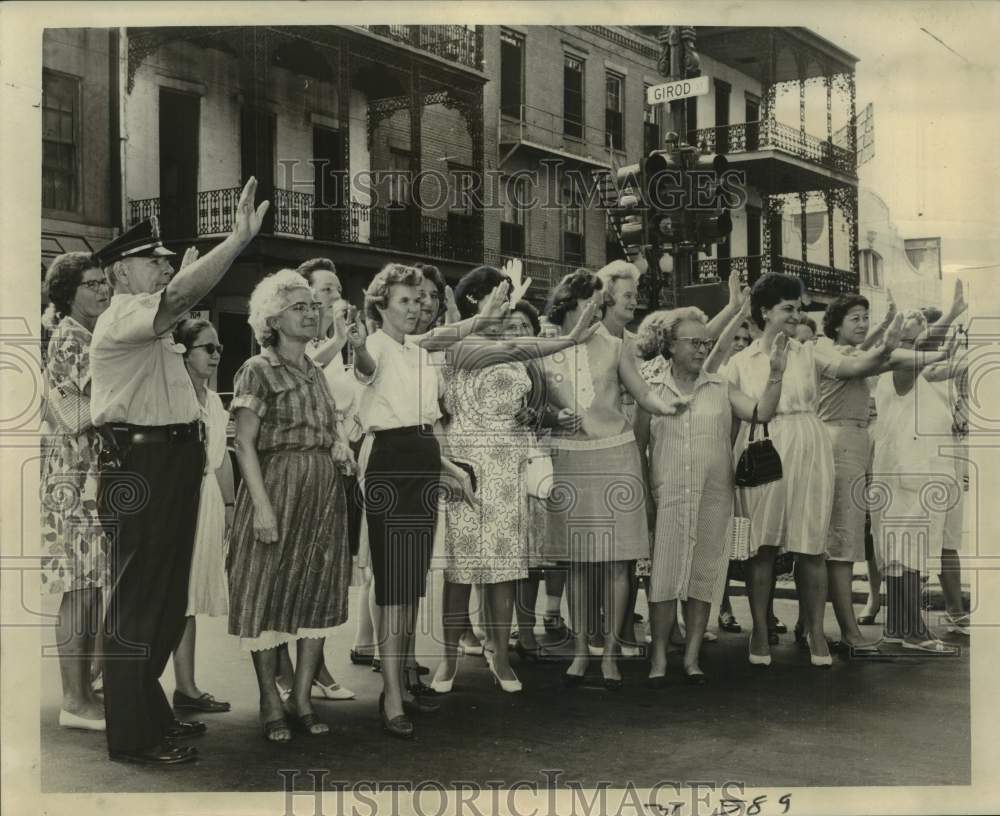 1965 Press Photo School crossing guards rehearse signals with Sgt. Jarred Rankin
