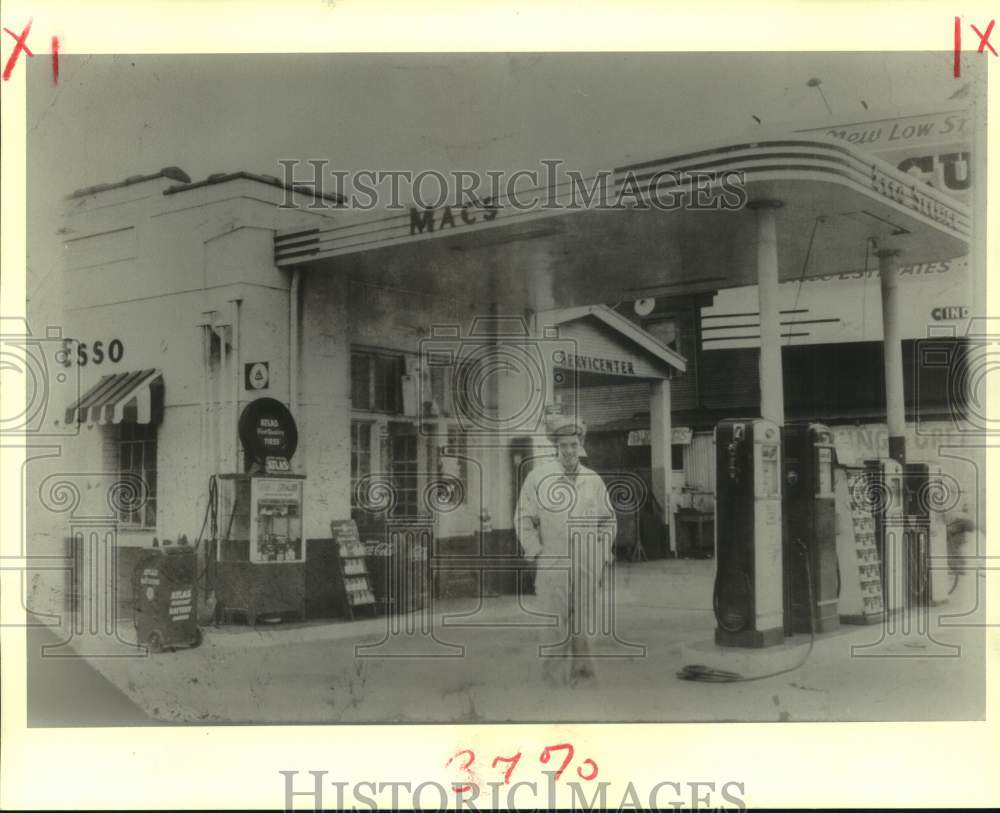 1991 Press Photo Esso Service Station with attendant of earlier days.- Historic Images