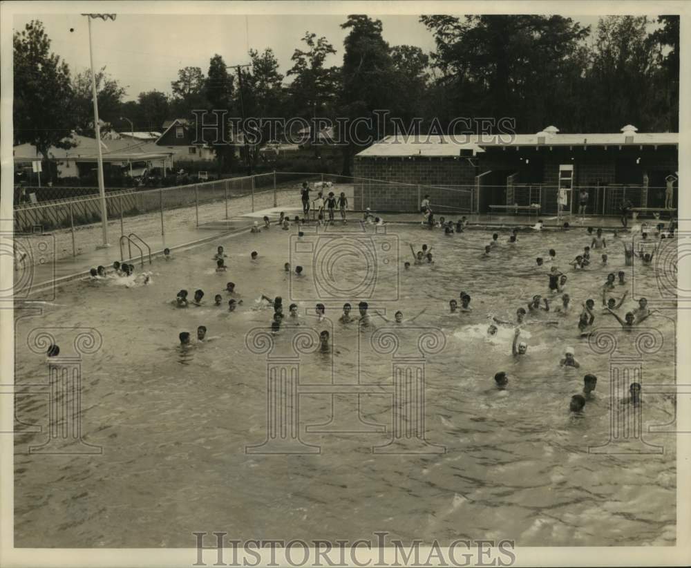 1962 Press Photo Children Enjoy a Swim in the New Pool at Mel Ott Park in Gretna- Historic Images