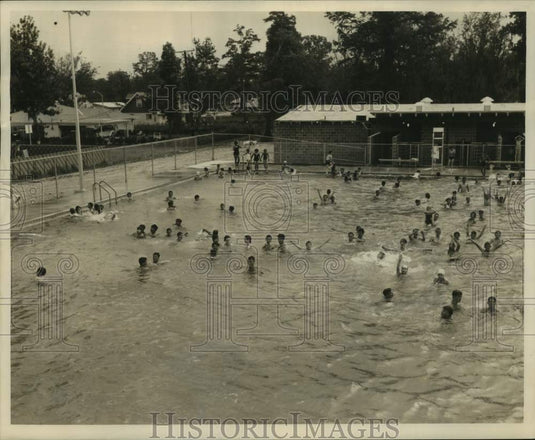 1962 Press Photo Children Enjoy a Swim in the New Pool at Mel Ott Park in Gretna- Historic Images