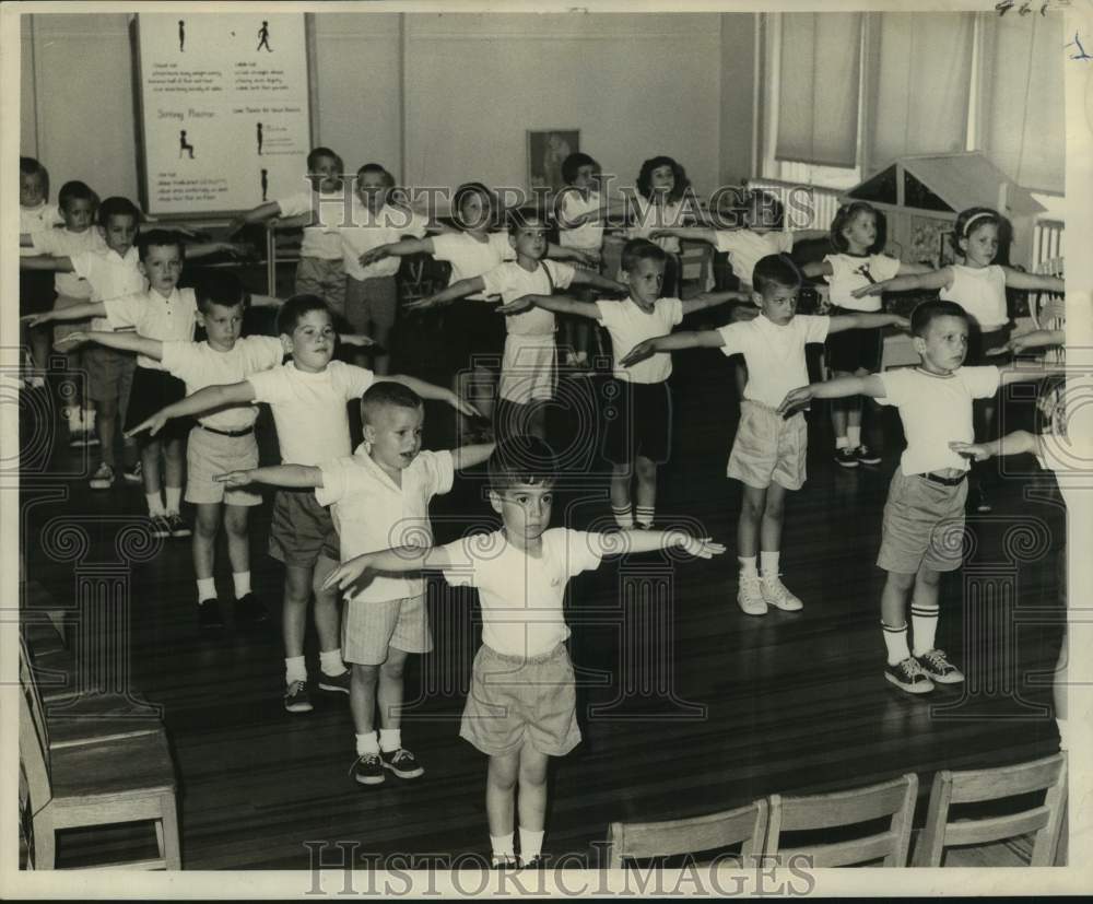 1962 Press Photo Kindergarteners demonstrate how it&#39;s done calisthenics routine- Historic Images