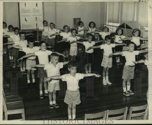 1962 Press Photo Kindergarteners demonstrate how it's done calisthenics routine- Historic Images