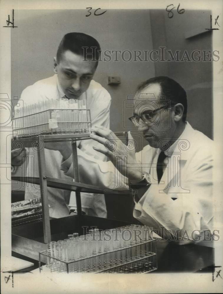 1959 Press Photo Scientist Dr. Jonas Salk and associate work in laboratory.