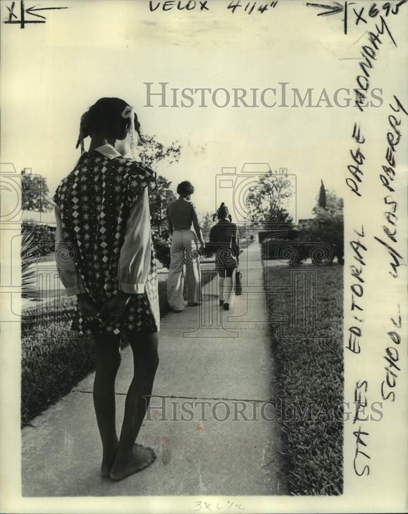 1974 Press Photo New Orleans Student without Shoes with Mother on Sidewalk