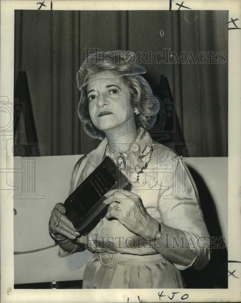Load image into Gallery viewer, 1965 Press Photo Mrs. Ferdinand Salomon honored as Mother of the Year at Hotel
