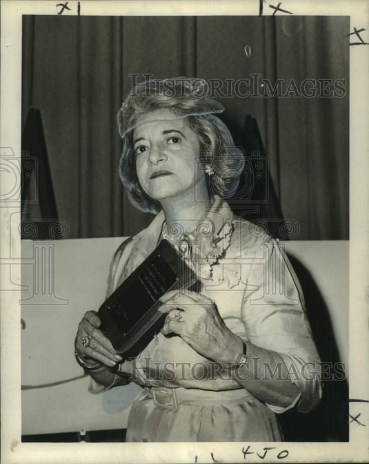 1965 Press Photo Mrs. Ferdinand Salomon honored as Mother of the Year at Hotel