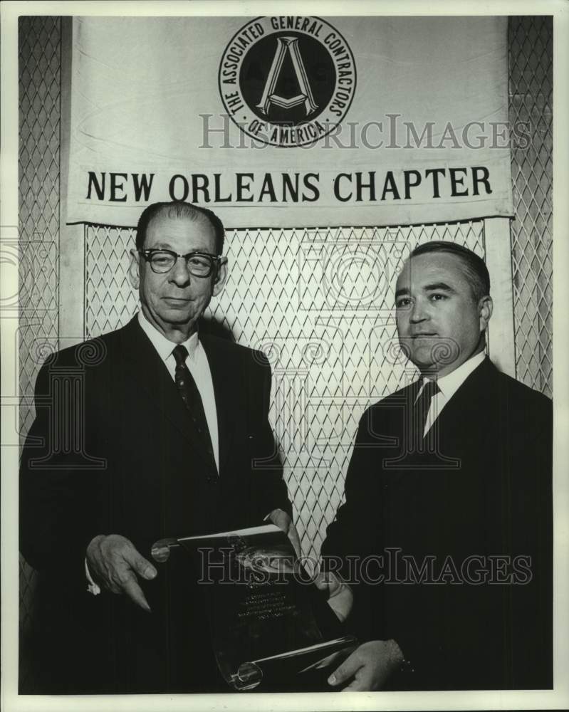 1966 Press Photo Officers Louis Good, John Sharp at New Orleans contractor event
