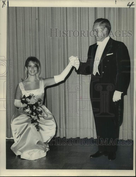 1967 Press Photo Sandra Evelyn Salmen with father Mr. Raymond Frederick Salmen
