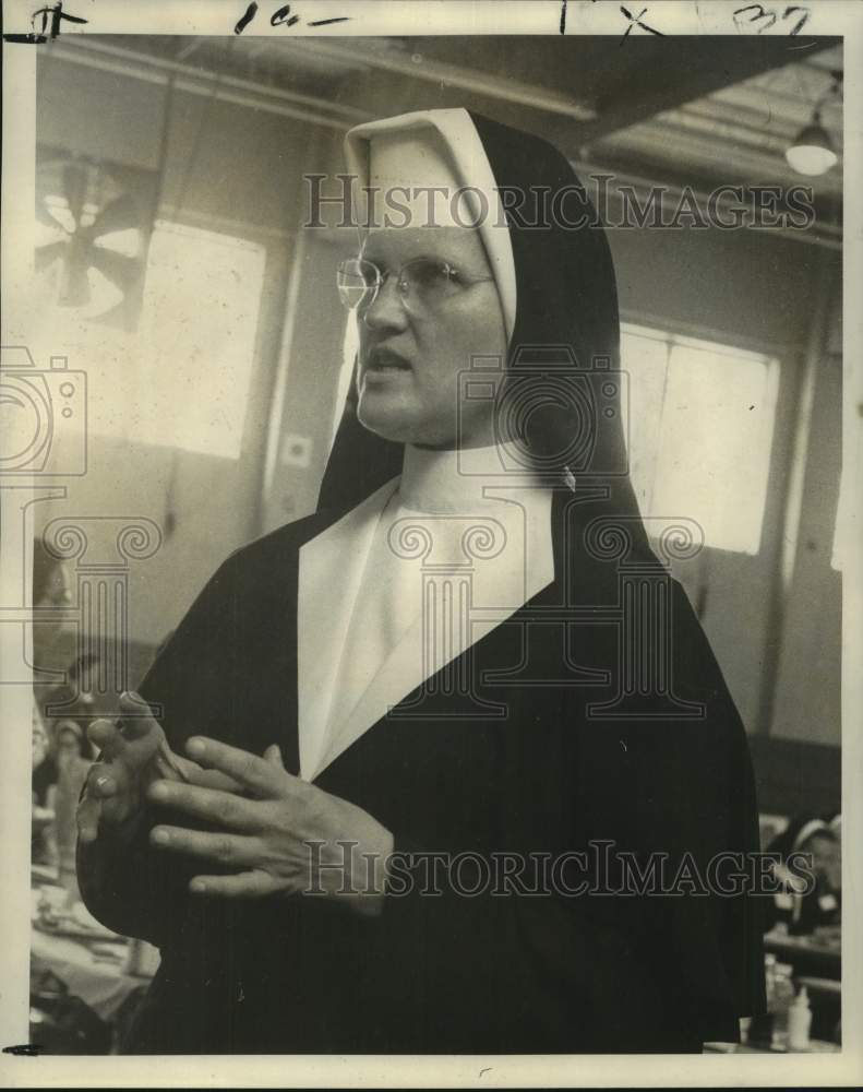 Load image into Gallery viewer, 1968 Press Photo Sister Mary Donard, art education leader - noc40231
