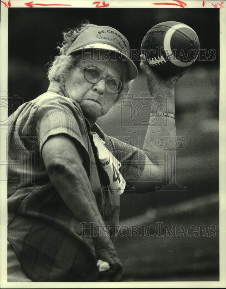 1985 Press Photo Marcelle Lorio Competes In Football, Louisiana Senior Olympics- Historic Images