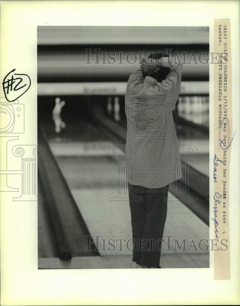 1989 Press Photo May Durr watches pins teeter at Senior Olympics Games- Historic Images