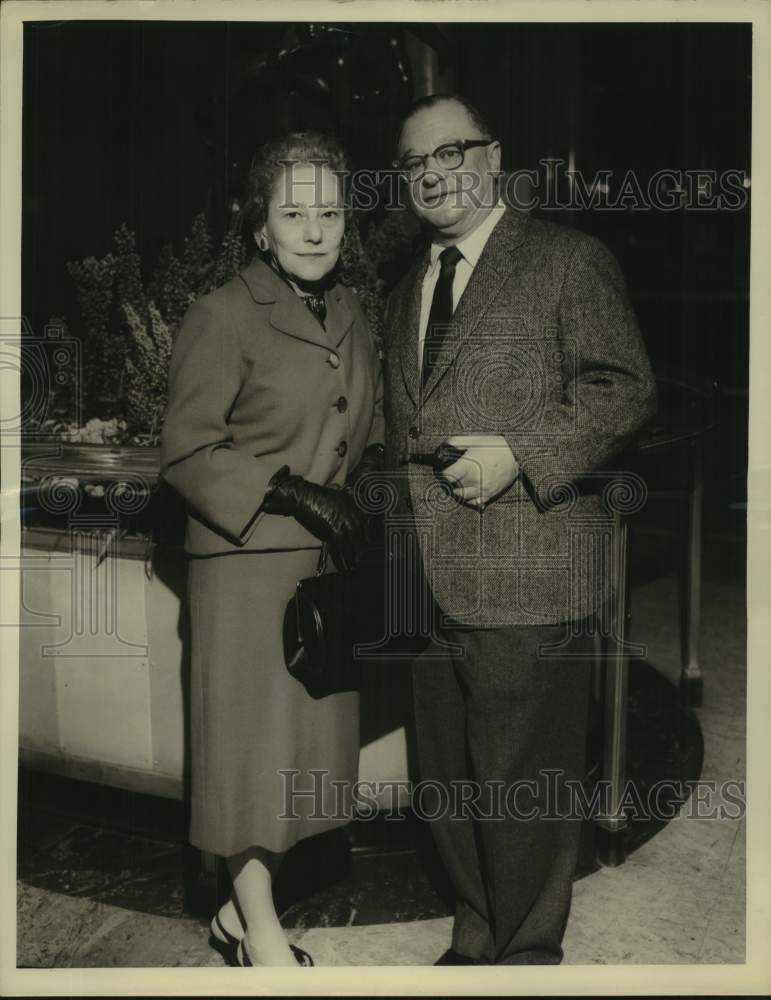 1960 Press Photo Mr. &amp; Mrs. Raymond Salmon Before Boarding &quot;Queen Elizabeth&quot;- Historic Images