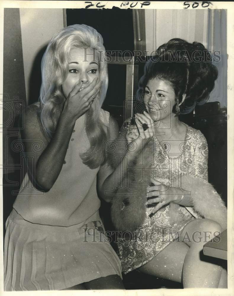 Load image into Gallery viewer, 1969 Press Photo Miss Press Club of New Orleans and runner up - noc40326
