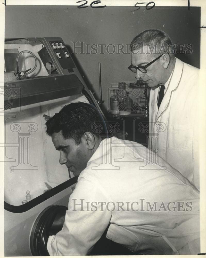 1969 Press Photo Chemists Perform Cancer Research Experiment, New Iberia, LA