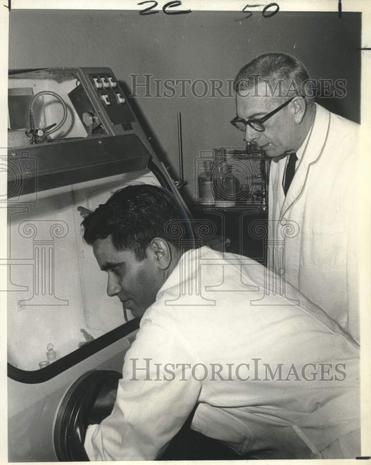 1969 Press Photo Chemists Perform Cancer Research Experiment, New Iberia, LA
