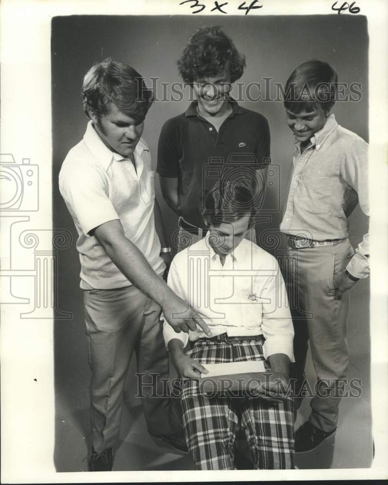 1976 Press Photo Southern Yacht Club Junior sailors plot a course. - noc40376- Historic Images