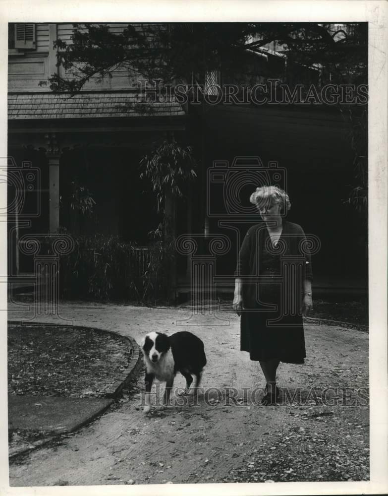 1963 Press Photo Baldwin Wood caretaker Mrs. McMurrian and Nellie walk grounds