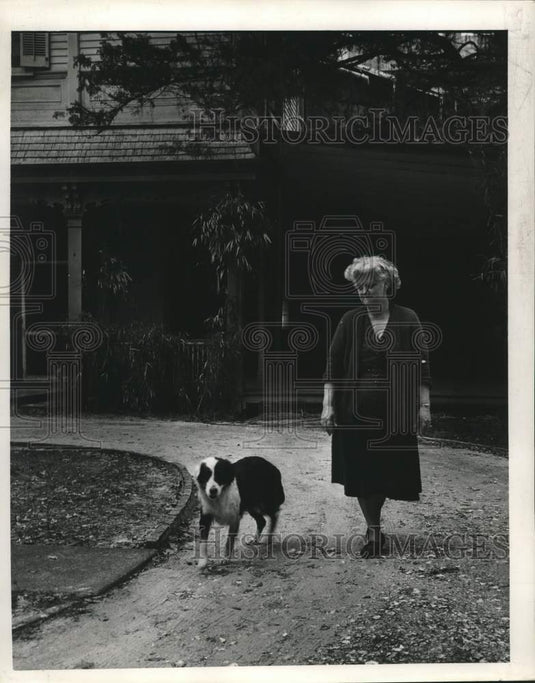 1963 Press Photo Baldwin Wood caretaker Mrs. McMurrian and Nellie walk grounds