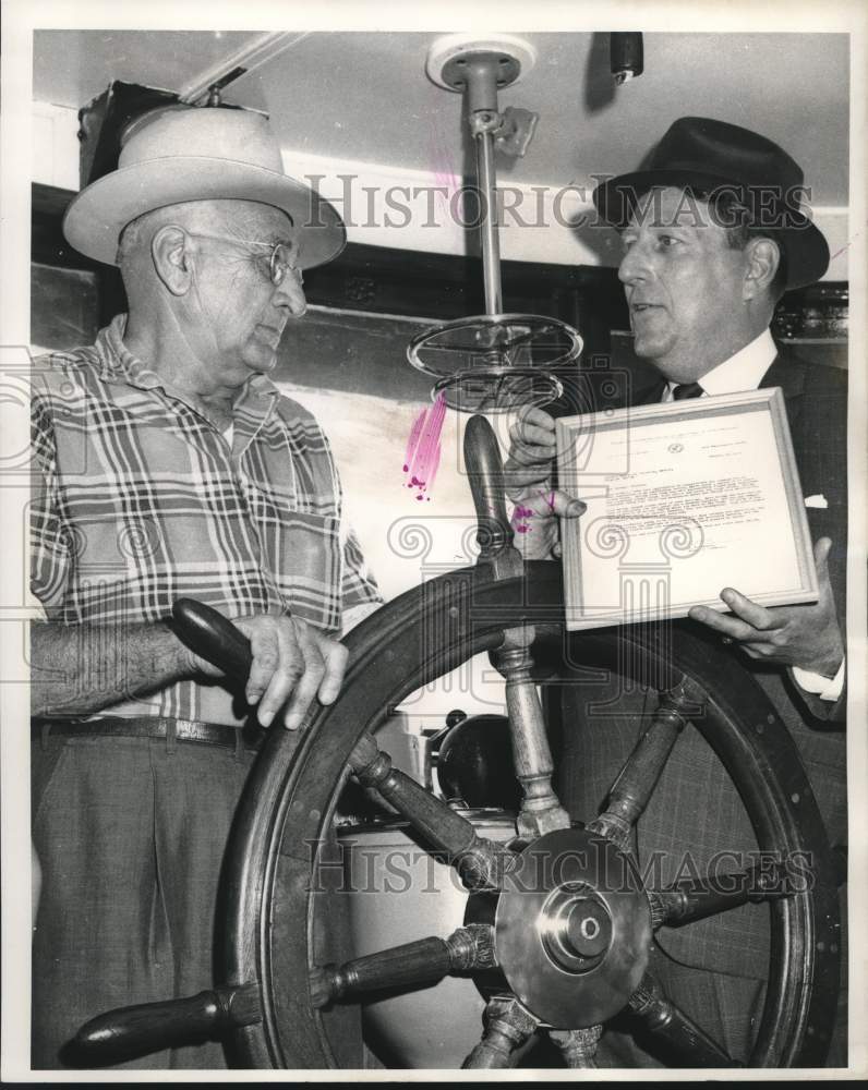 Load image into Gallery viewer, 1969 Press Photo Retirement - Captain Blackie Yuratich and Commander F.P. Benson
