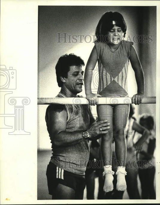 1986 Press Photo Gymnastics instructor Ted Zeringue Sr. helps Brandie Neal- Historic Images