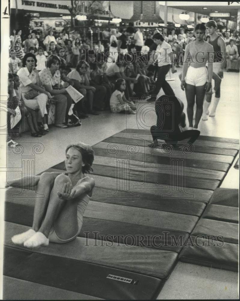 1976 Press Photo Tumblers, YMCA Family Recreation Center in Metairie, Louisiana- Historic Images