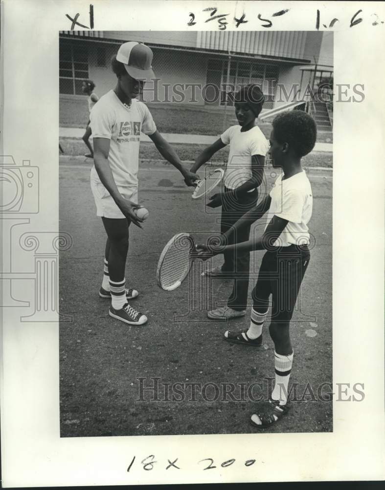 1977 Press Photo Waddell Carraby instructs Tennis to Youth Students - noc40705- Historic Images