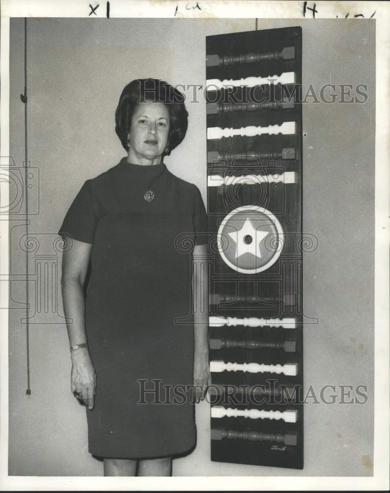 1968 Press Photo Jesselyn Zurik, Artist, with Wall Sculptures, New Orleans