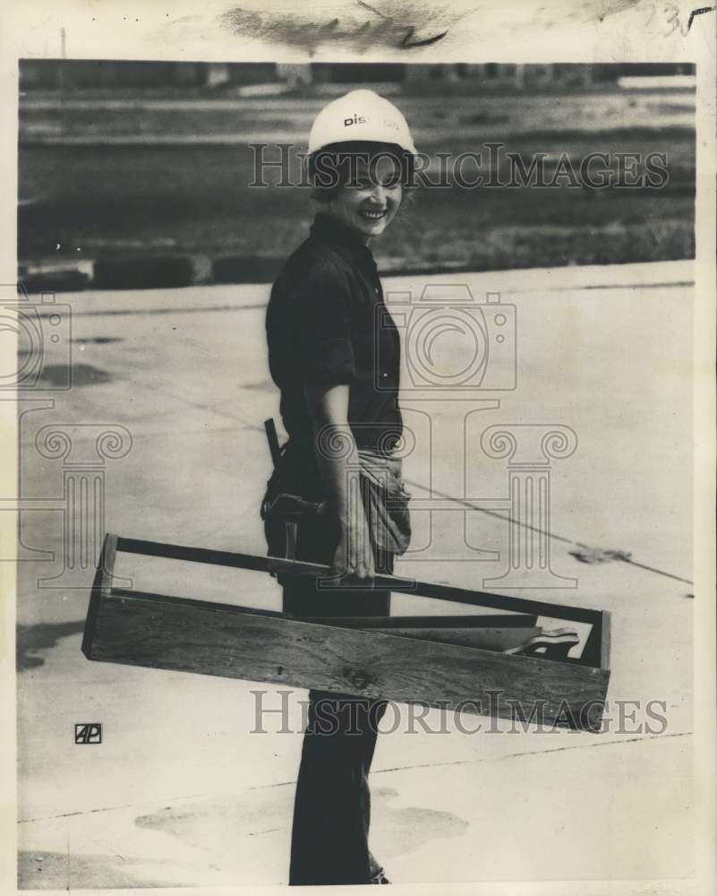 1974 Press Photo Jane Thomas, Baton Rouge, in on-the-job training as carpenter.
