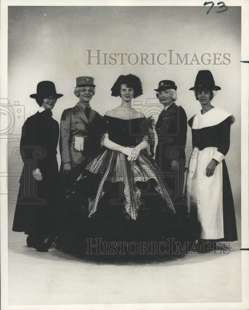Load image into Gallery viewer, 1967 Press Photo Women's Army Corps Clothing Exhibit, New Orleans - noc40875
