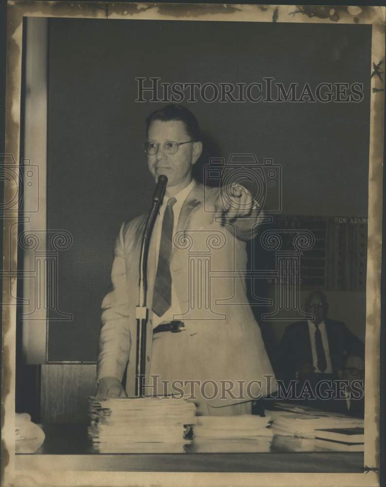 1965 Press Photo Mr. T. Woodward Jr. points in City Council Rezoning Meeting