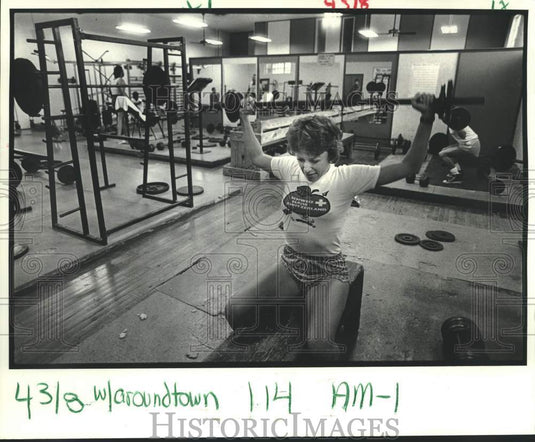 1984 Press Photo Susan Bayer works out with weights at the Lee Circle YMCA- Historic Images