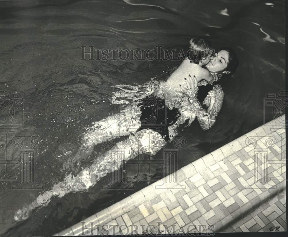 1981 Press Photo A Mother learns how to carry a child through the Water at YMCA- Historic Images