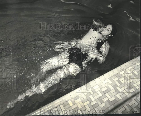 1981 Press Photo A Mother learns how to carry a child through the Water at YMCA- Historic Images
