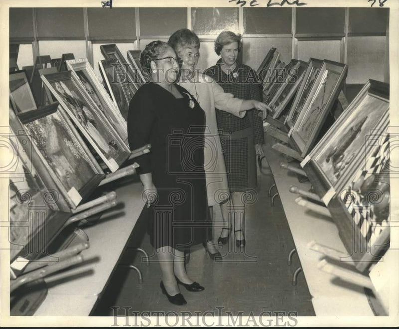 Load image into Gallery viewer, 1968 Press Photo YWCA students' art exhibit viewed by "Y" officials - noc41008
