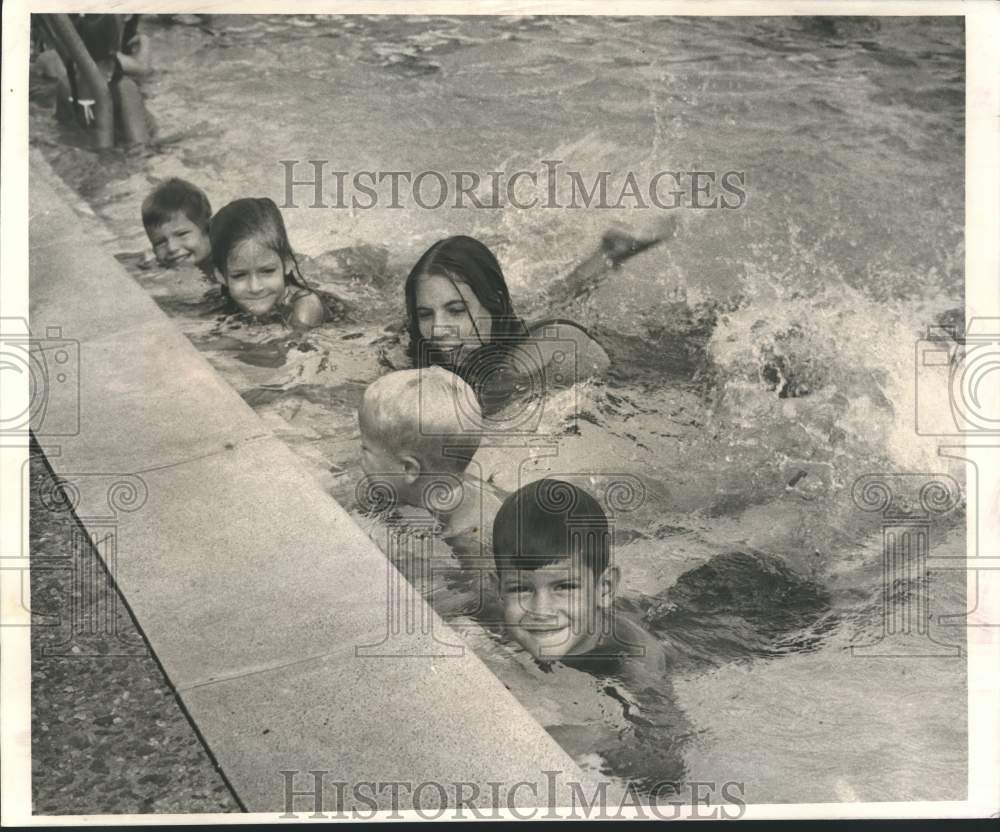 1972 Press Photo YMCA - Alyson King Teaches Swimming, New Orleans - noc41022- Historic Images