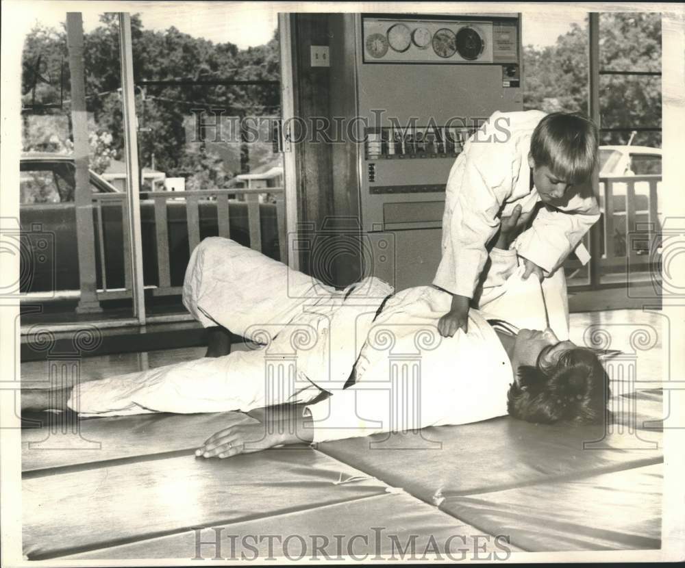 1972 Press Photo YMCA - Martial Arts Teacher Robert Ferman and Student- Historic Images