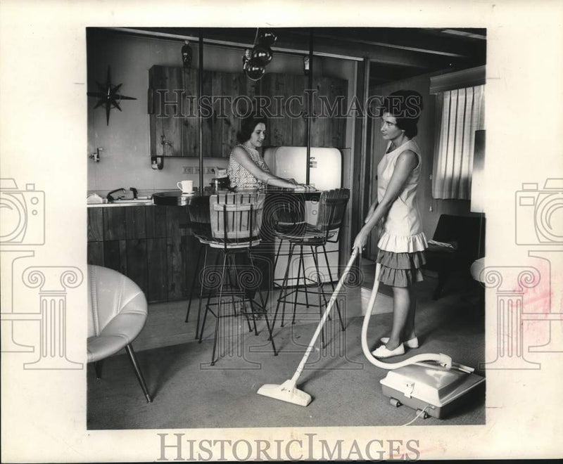 Load image into Gallery viewer, 1964 Press Photo Evelyn Womeek and Marleen Kuntzmann cleans house at 3 a.m.
