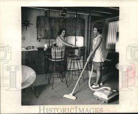 1964 Press Photo Evelyn Womeek and Marleen Kuntzmann cleans house at 3 a.m.