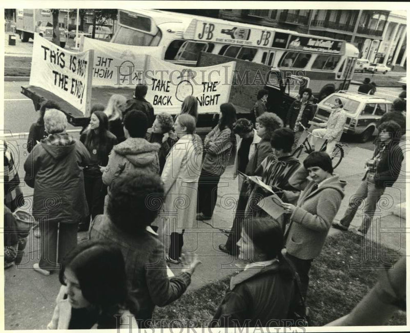 Load image into Gallery viewer, 1980 Press Photo Women Against Violence Against Women rally - noc41181
