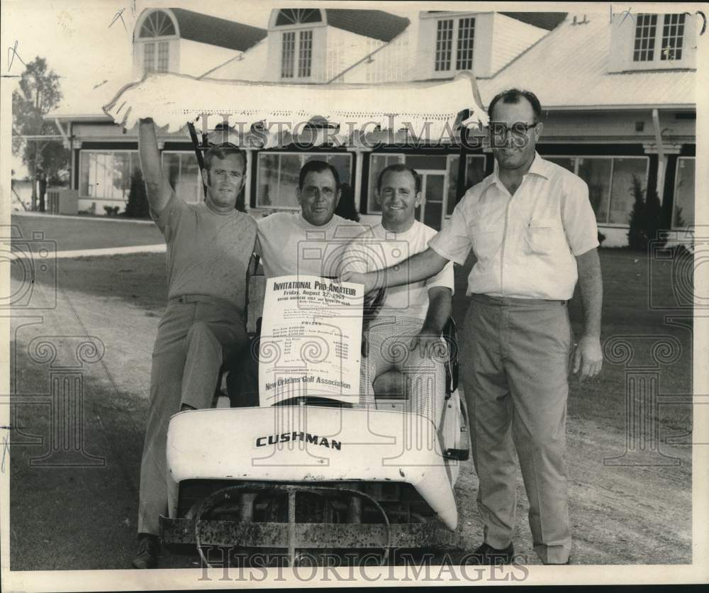 1969 Press Photo Pro-Am golf host Jim Self talks with participants at course- Historic Images