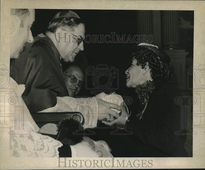 Load image into Gallery viewer, 1954 Press Photo Women Awarded, Catholic Welfare Conference, St. Louis Cathedral
