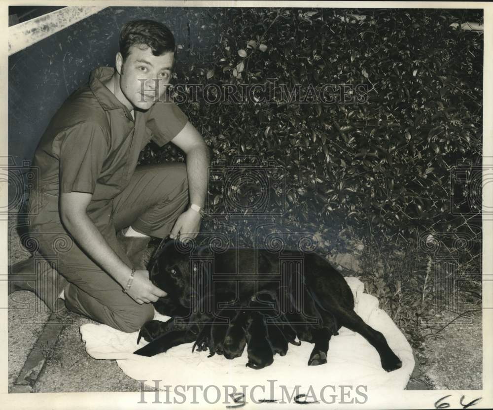 1969 Press Photo Louis Wolfort with Dog Perk&#39;s Black Queen and Puppies