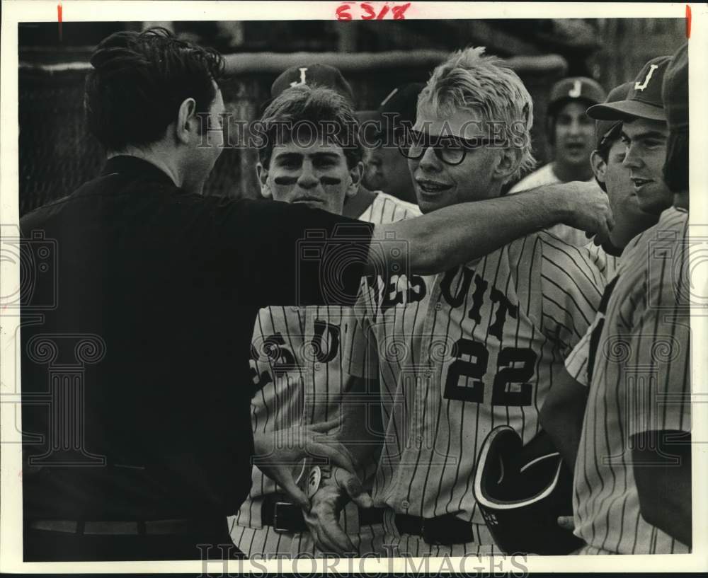 1985 Press Photo Jesuit&#39;s baseball player John Zollinger is congratulated- Historic Images