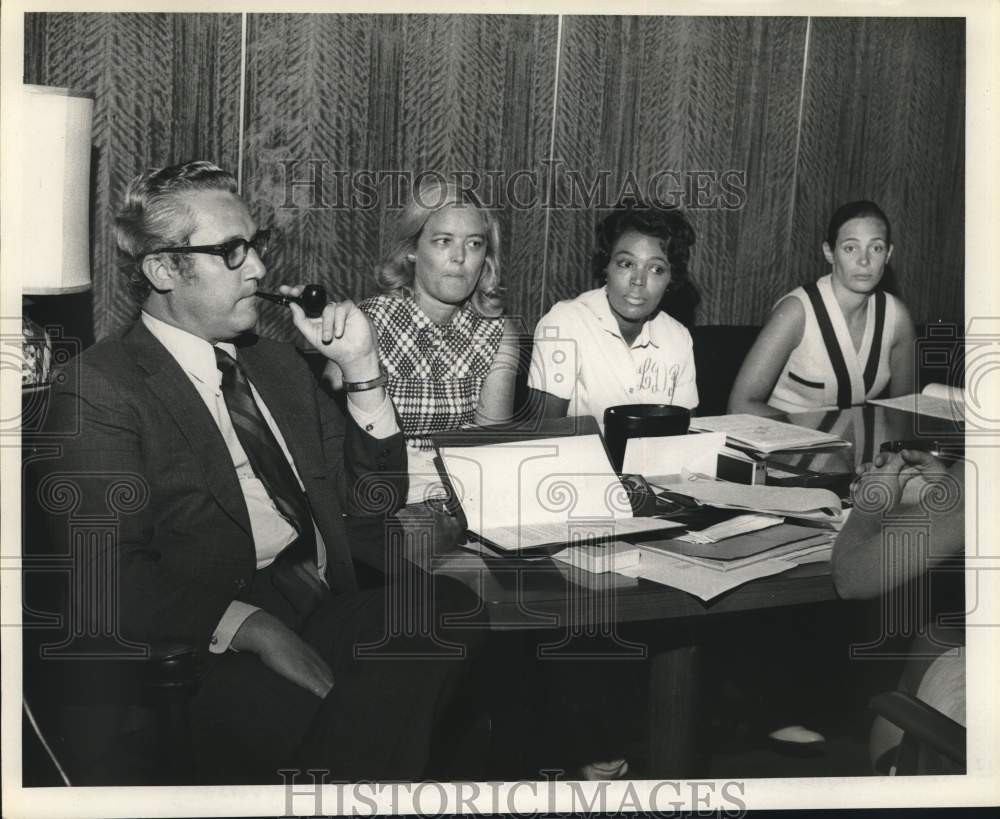 1971 Press Photo Members of Women Against Crime during meeting - noc41459