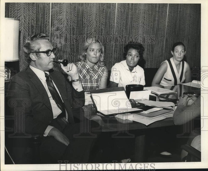 Load image into Gallery viewer, 1971 Press Photo Members of Women Against Crime during meeting - noc41459
