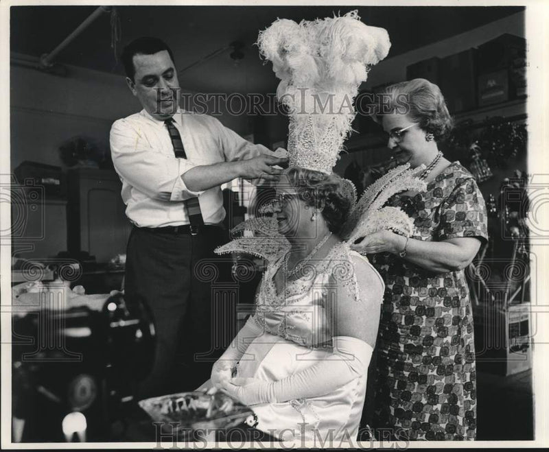 Load image into Gallery viewer, 1968 Press Photo Larry Youngblood, New Orleans Carnival Costumer - noc41674
